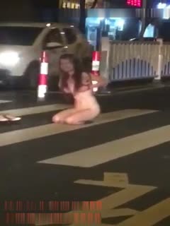 最新门事件醉酒女半夜脱光光在马路中间模拟性交被路过的司机按喇